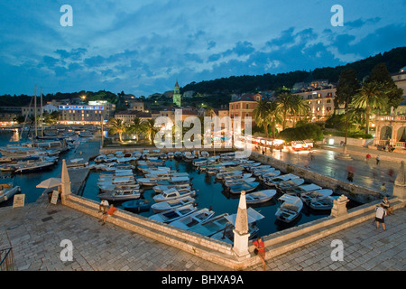 Piccolo porto di Hvar al crepuscolo, Croazia Foto Stock