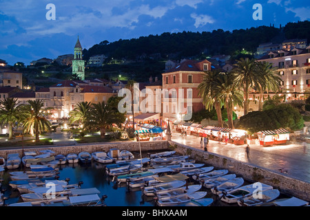 Piccolo porto di Hvar al crepuscolo, Croazia Foto Stock