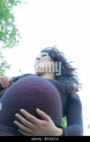 Basso angolo di molto la donna incinta, Manitoba, Canada Foto Stock