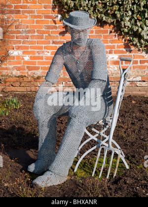 Un filo di una scultura in il giardino di rose a Newstead Abbey nel Nottinghamshire, England Regno Unito Foto Stock