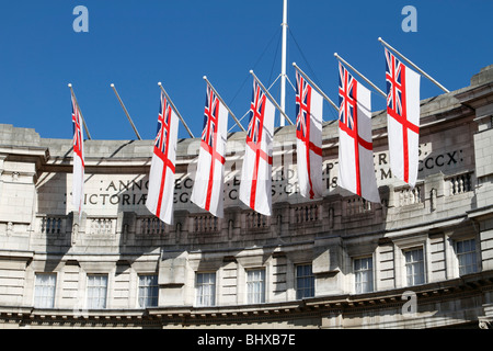 Bandiere appeso sopra Admiralty Arch all'ingresso del centro commerciale da Trafalgar Square, Londra Foto Stock