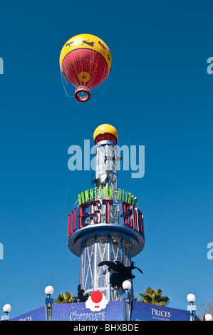 Downtown Disney West Side tower con giallo mongolfiera dietro, Orlando FL Foto Stock