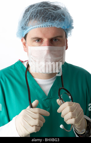 uomo che indossa scrub medici e stetoscopio che indossa maschera facciale e rete di capelli equipaggiamento di base dpi Foto Stock