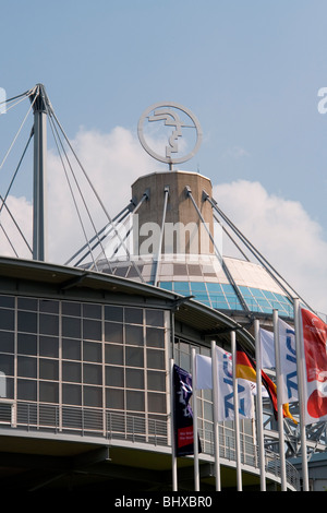 Hannover Messe 2009, il più importante evento di tecnologia open-air sito. Il Centro Congressi CC, l'Hermes emblema. Foto Stock