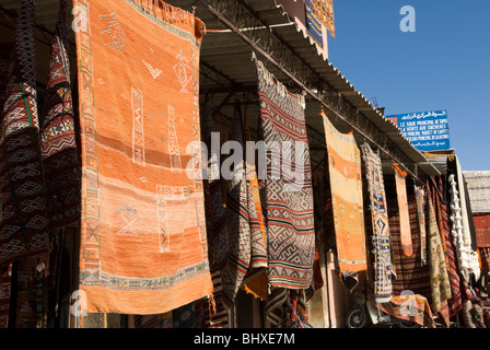 Tappeti per la vendita nel souk di Marrakech, Marocco Foto Stock