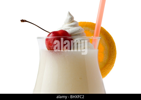 La Pina Colada bevanda miscelata con frutta guarnire su sfondo bianco Foto Stock