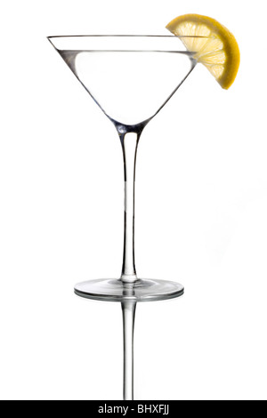 Sempre dritti fino a Martini con il limone Twist guarnire su sfondo bianco Foto Stock