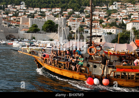 Escursione turistica di nave che entra in porto vecchio di Dubrovnik Porto , Croazia, Europa Foto Stock