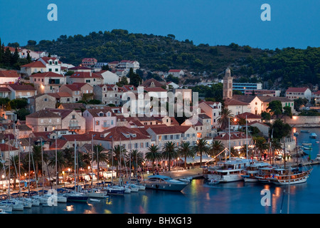 Vista panoramica di Hvar al crepuscolo, Croazia Foto Stock