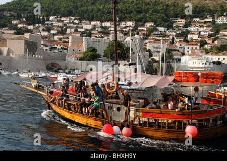 Escursione turistica di nave che entra in porto vecchio di Dubrovnik Porto , Croazia, Europa Foto Stock