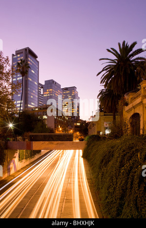 Moderni edifici per uffici in centro, nella parte anteriore della collina di Santa Lucia Santa Lucia street, Santiago del Cile, Sud America Foto Stock