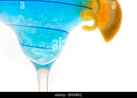 La Blue Hawaiian bevanda miscelata con arancia e limone guarnire su sfondo bianco Foto Stock