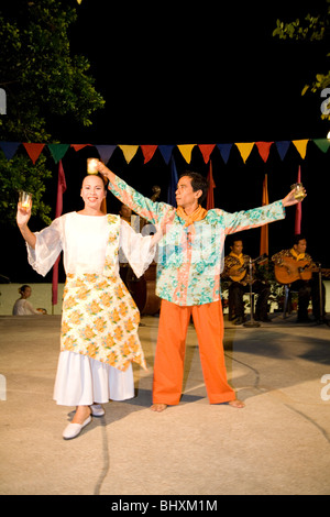 Philippine danze eseguite in prima gli ospiti del resort a Dakak Beach Resort nelle Filippine Foto Stock