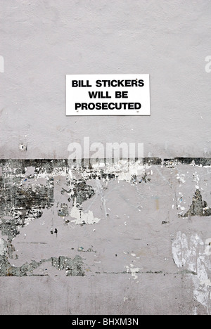 Bill adesivi saranno perseguiti a norma di legge segno su una parete a Londra Foto Stock
