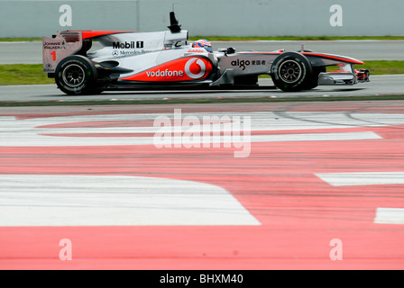 Jenson Button (GBR) in McLaren Mercedes MP4-25 racecar durante la Formula 1 sessioni di prove sul Circuito de Catalunya. Foto Stock