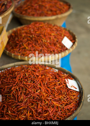 Vaschette di peperoncini essiccati in un mercato in Thailandia Foto Stock