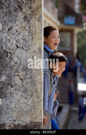 Bambini a bambini tibetani TCV villaggio vicino a Dharamsala, India Foto Stock