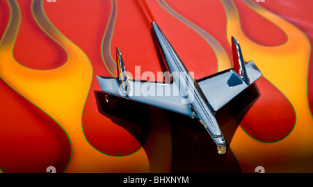 1955 Chevy Bel Air cofano ornamento con vernice di fiamma Foto Stock