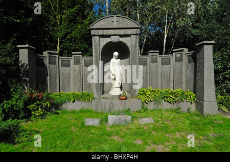 Tomba storico presso il cimitero di Ohlsdorf ad Amburgo, Germania Foto Stock