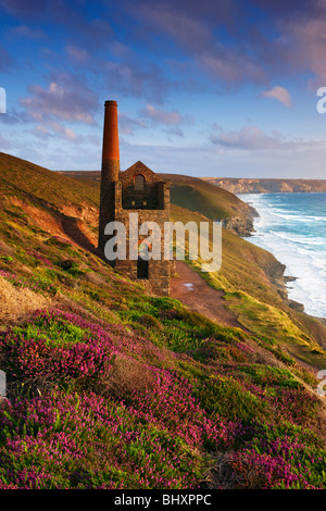 Motore Towanroath alloggiare parte della Wheal Coates miniera situata sul Cornish Coast vicina Cappella Porth Foto Stock