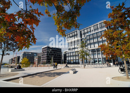 Su Kaiserkai nella città portuale di Amburgo Foto Stock