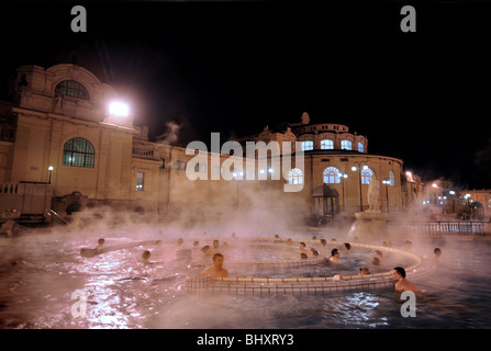 Aumento di vapore spento i bagni Szechenyi in una fredda notte invernale a Budapest, Ungheria Foto Stock