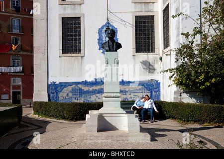 Busto di Julio de Castilho (Lisbona storico) in Miradouro de Santa Luzia (belvedere / terrazza) in Alfama. Lisbona, Portogallo. Foto Stock