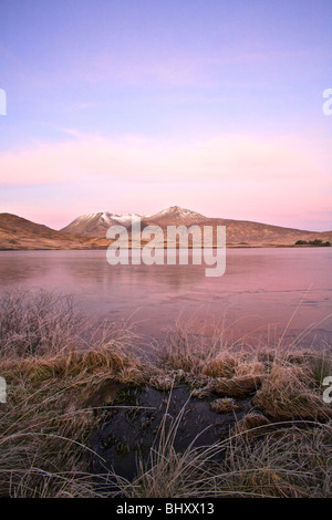 Congelati Lochan na h'Achlaise su Rannoch Moor, Scozia Foto Stock