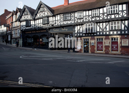 Gran legno incorniciata edificio in Wyle Cop,Shrewsbury,attualmente i locali di conciatori commercianti di vino. Foto Stock