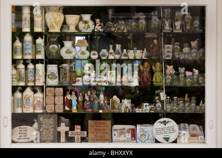 Negozio di souvenir shop davanti alla basilica in Sonntagsberg, Mostviertel Regione, Austria Inferiore, Austria, Europa Foto Stock