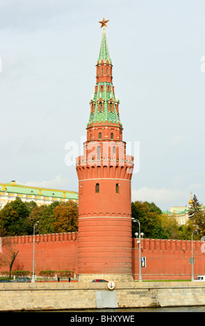 Il Cremlino e la torre Vodovzvodnaya, Mosca Foto Stock