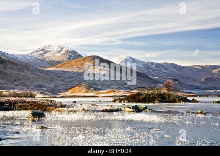 Congelati Lochan na h'Achlaise su Rannoch Moor, Scozia Foto Stock