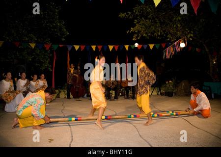 Philippine danze eseguite in prima gli ospiti del resort a Dakak Beach Resort nelle Filippine Foto Stock