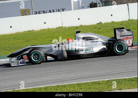 Michael Schumacher di guidare per la Mercedes GP Petronas team durante i test sul Circuito de Catalunya, Montmelo, Spagna 2010 Foto Stock