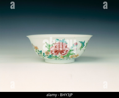 Famille rose bowl con peonie e margherite, dinastia Qing, periodo Yongzheng, Cina, 1723-1735. Artista: sconosciuto Foto Stock