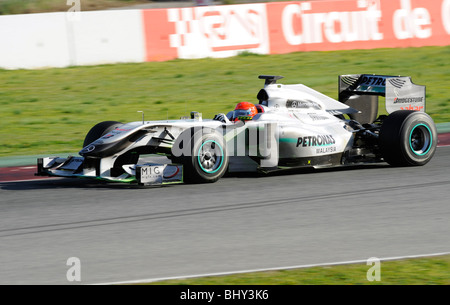 Michael Schumacher di guidare per la Mercedes GP Petronas team durante i test sul Circuito de Catalunya, Montmelo, Spagna 2010 Foto Stock