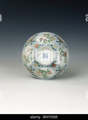 Famille rose bowl, dinastia Qing, Cina, 1736-1795. Artista: sconosciuto Foto Stock