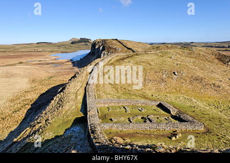 Sulla linea del Muro di Adriano sopra Milecastle 39 guardando verso Highshield balze e roccioso del Lough. Foto Stock