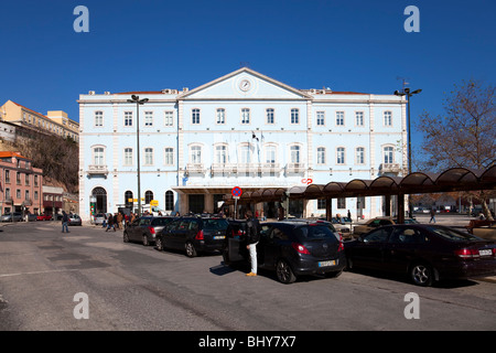 Santa Apolonia stazione ferroviaria con una coda di auto in attesa di passeggeri. Questa è la principale stazione dei treni di Lisbona, Portogallo. Foto Stock