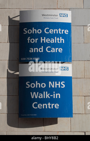 Segno al di fuori del centro di Soho per la salute e la cura e Soho NHS Walk-in Centre di Londra, Regno Unito. Foto Stock