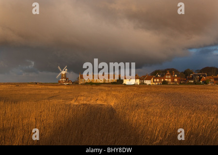 Mulino a vento di Cley sulla costa nord del Norfolk in inverno Foto Stock