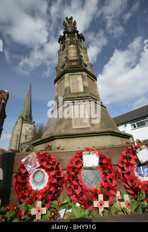 Città di Uttoxeter, Inghilterra. Città War Memorial presso la piazza del mercato, con la guglia di Santa Maria Vergine chiesa in background. Foto Stock