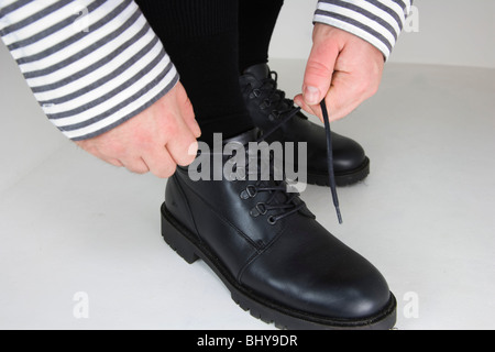 Uomo che indossa scarpe nere. Foto Stock