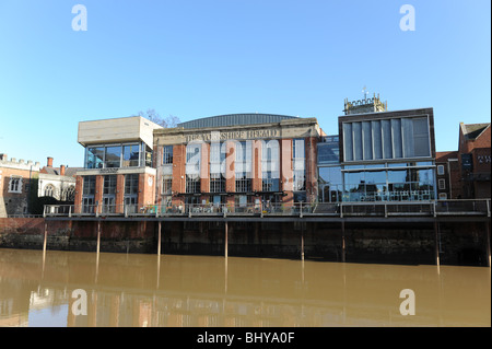 Bar e caffè a St Martins cortile sul fiume Ouse a York in North Yorkshire England Regno Unito Foto Stock