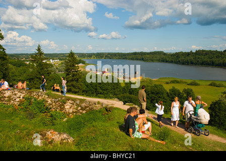 Lossimäed parco del castello si affaccia Viljandi järv lago in Viljandi Estonia Europa Foto Stock