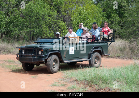 Land Rover con Game Drive Ranger e turisti Foto Stock