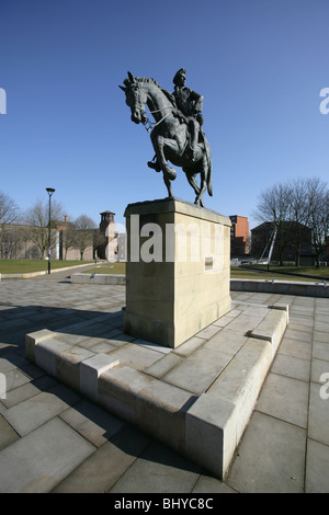 Città di Derby, Inghilterra. La Anthony pietre scolpite di Bonnie Prince Charlie con il Mulino di seta e rifatti cattedrale verde. Foto Stock