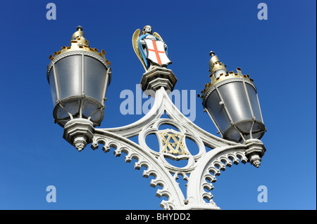 Ornati in lampade stradali sul ponte Lendal città di York nel North Yorkshire England Regno Unito Foto Stock