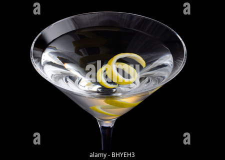 Sempre dritti fino a Martini con il limone Twist guarnire su sfondo nero Foto Stock