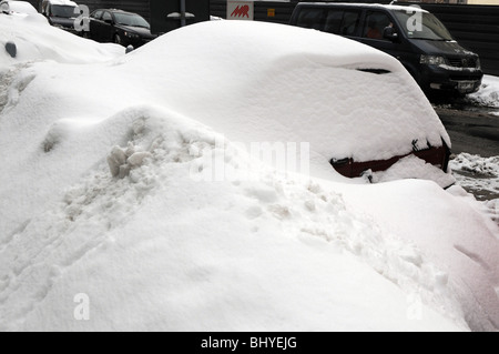 Il polacco Polski Fiat 126p auto coperti di neve dopo la nevicata a Varsavia, Polonia Foto Stock